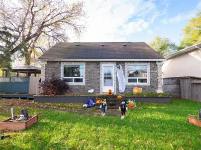 Offers reviewed Oct. 29th. Cozy 1 Bedroom Home on a 50 foot 'double' corner lot with a huge 30'x24'...