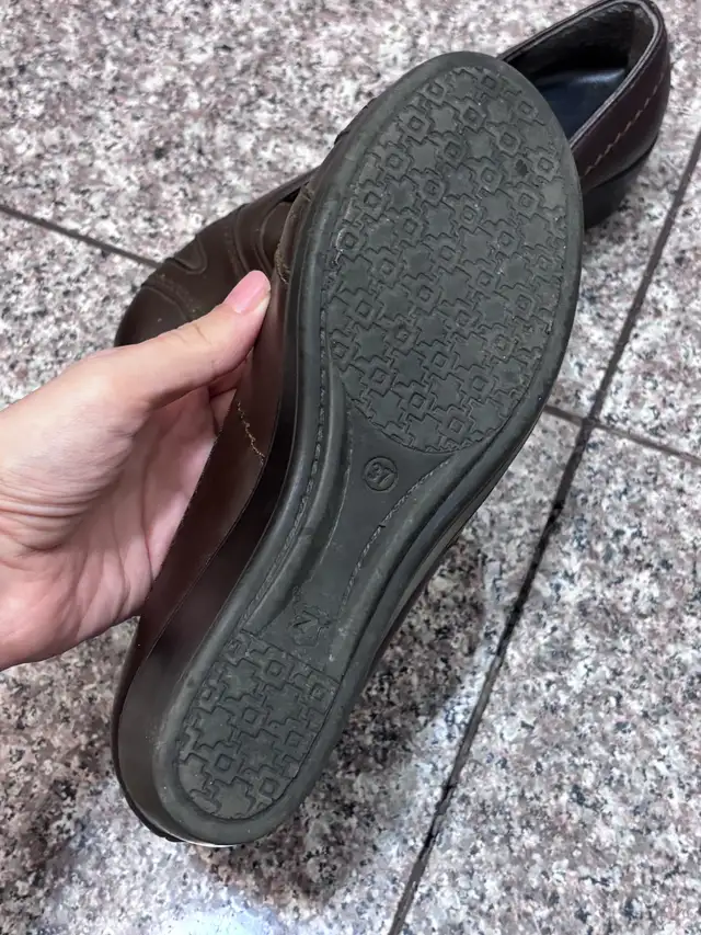 Brown Shoes size 37, 7 in Women's - Shoes in Kitchener / Waterloo - Image 4