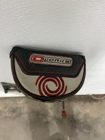 Putter Odyssey pour droitier en excellente condition.