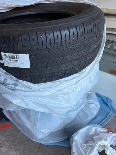 4 pneus Kuhmo à vendre 235/65 R17 104H Usure 9/32 400$