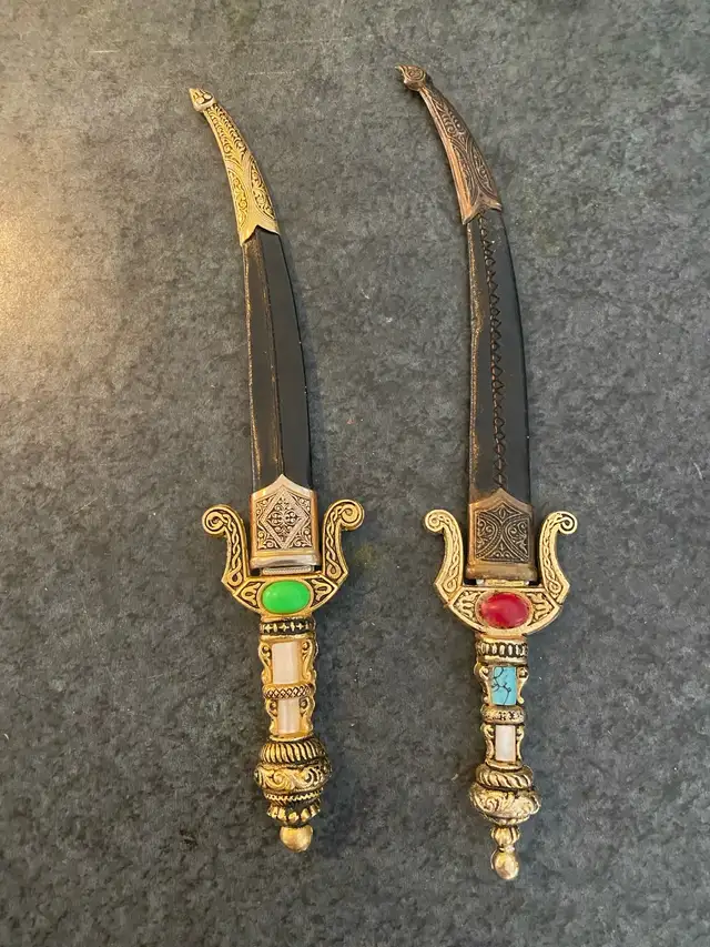 2 Vintage Ornate Dagger Letter Openers with sheaths. in Arts & Collectibles in Markham / York Region - Image 5
