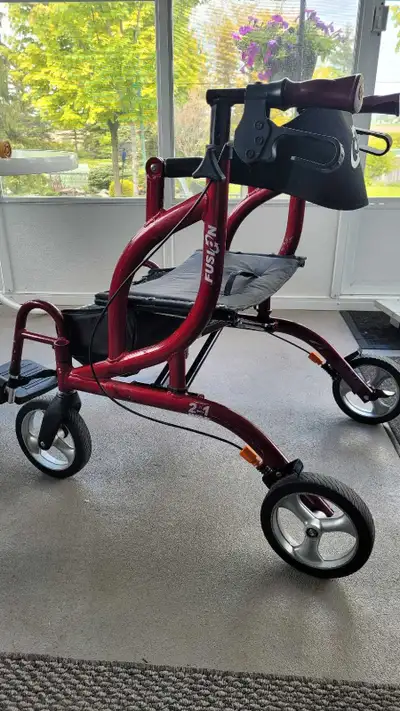 L'ensembleFusion est équipé d'une paire d'appui-pieds. Ceci permet d'utiliser ce déambulateur comme...
