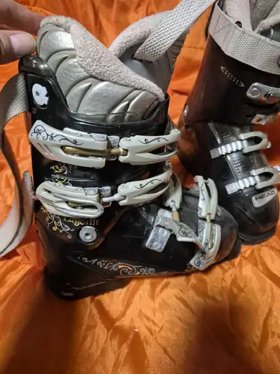 Head ski boots.. 23. 23.5 mindo size $40 Lakehurst ont