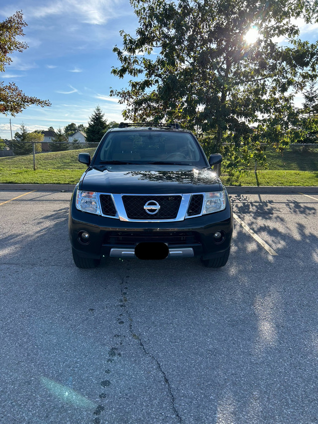 2011 Nissan Pathfinder Silver LE in Cars & Trucks in Oshawa / Durham Region