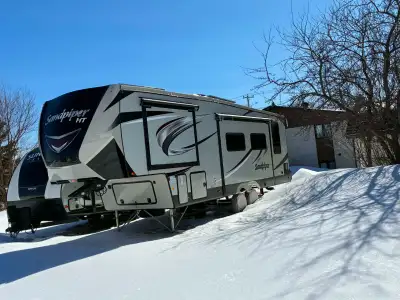 Fifthwheel Forest River modèle Sandpiper 3275DBOK 2019 avec double extension. Chambre fermée avec sa...