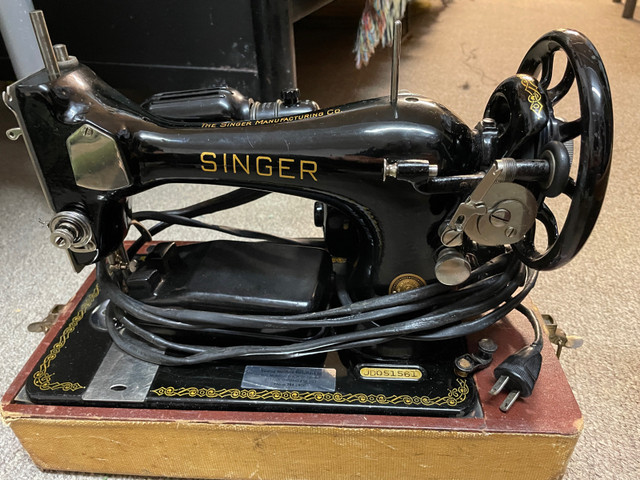 1954 singer sewing machine  in Arts & Collectibles in Ottawa