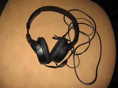 Brand: Sony Type: On-ear headphones Color: Black Price: $40 Condition: Pre-own Pick up at Yonge & Fi...