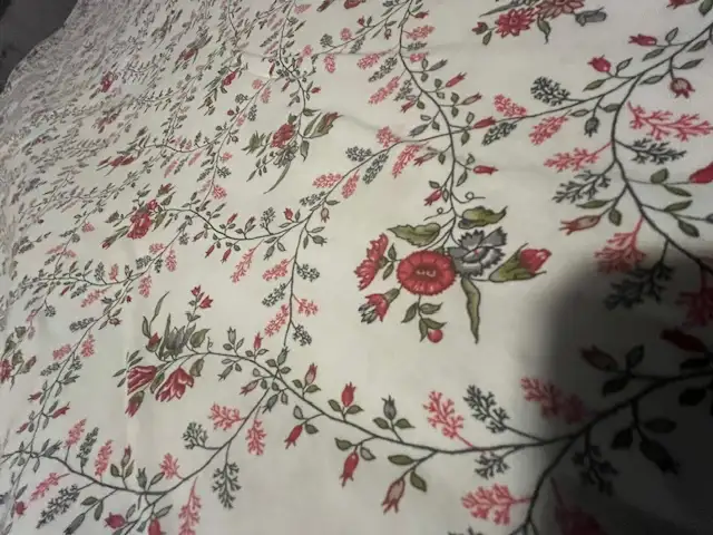 Floral Duvet Cover set - Twin bed in Bedding in Ottawa - Image 4