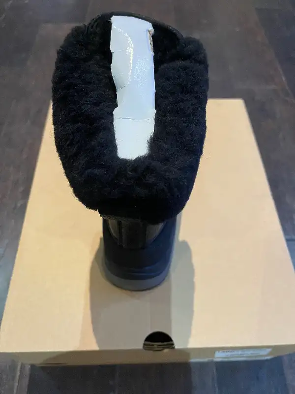 UGG Women's Adirondack Boots in Women's - Shoes in Markham / York Region - Image 3