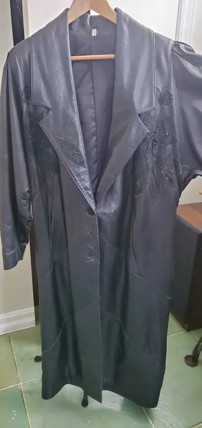 Black all leather jacket with suede leaf design, in great condition. Size small/medium Arm length 23...