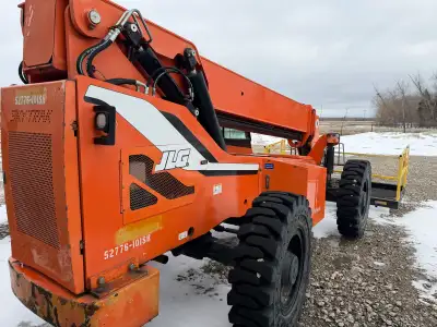 2013 jlg telehandler 8042 Excellent condition, 4044 hrs, 42 feet of reach 8000lb lift 3 way steering...