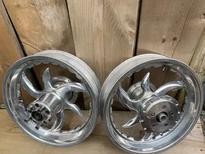 Custom made over 2000 US before shipping and import duty. Amazing shape. Came off Yamaha Road Star,...