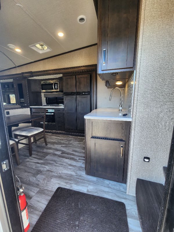 2023 Grand Reflection 341 RDS, Fifth Wheel, Open Concept in Travel Trailers & Campers in Oshawa / Durham Region - Image 2