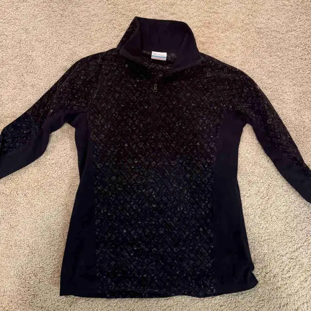 Columbia sweater - Women’s Small in Women's - Tops & Outerwear in Calgary - Image 2