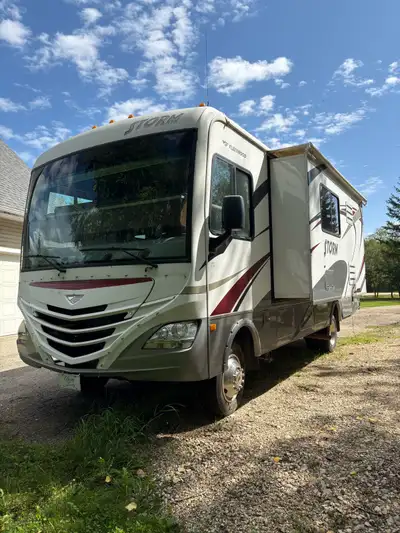 2012 Fleeteood Storm Motorhome. Ford V-10 with only 57,000 kms, self leveling jacks and kitchen dine...