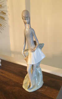 NAO LLADRO porcelain figure: Girl w Bird in Hand RARE