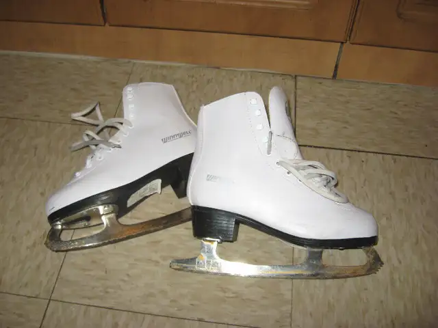 WinnWell Teens Ice Finger Skating Skates Size 8 US White in Skates & Blades in Ottawa - Image 2