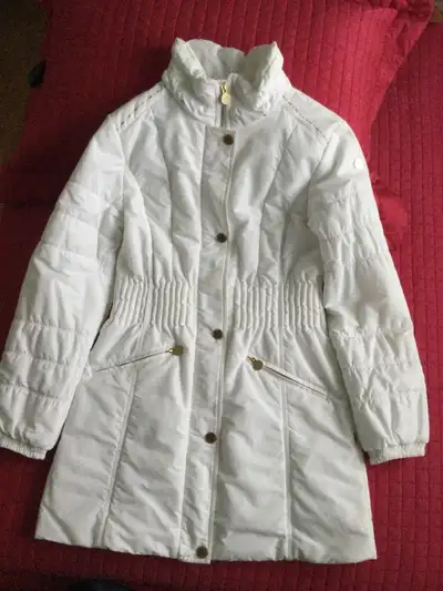 Manteau Luhta très blanc il est neuf jamais porté grandeur 10 ans le capuchon s’enlève fourrure rato...