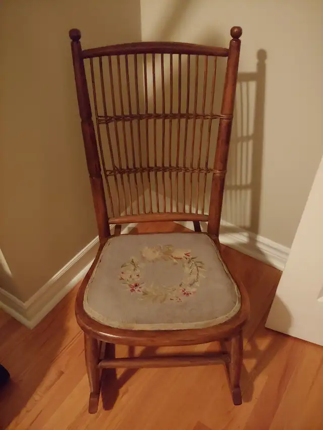 Wooden Rocking Chair in Chairs & Recliners in Ottawa - Image 2