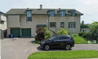 Looking for young professionals or students to rent this 4 bedroom house apartment in a triplex buil...