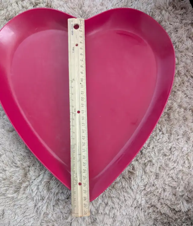 Heart shaped plastic trays.505386700185937922