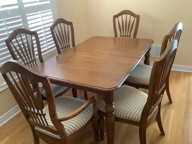 extendable solid wood dinning table with 6 chairs in Dining Tables & Sets in Markham / York Region - Image 5
