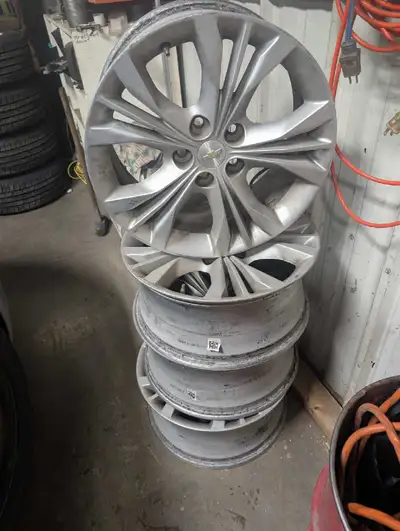 Selling 2015 impala 18inch 5 bolt 1.20 offset aluminum rims asking 200 call Dave at 519 630 9951 loc...