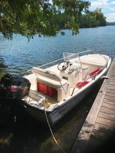Boston Whaler Dauntless 13 foot 1998. Whaler. White with red trim. Mercury 40HP 1998 Excellent condi...