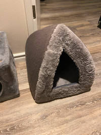 Cat bed, fluffy and comfy for cats and kittens, with a roof.