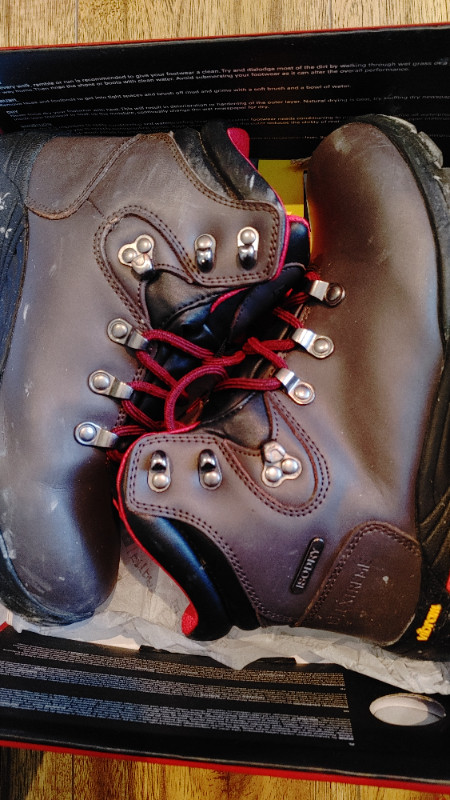 Kids Size 4 Hiking Boots in Kids & Youth in Oakville / Halton Region