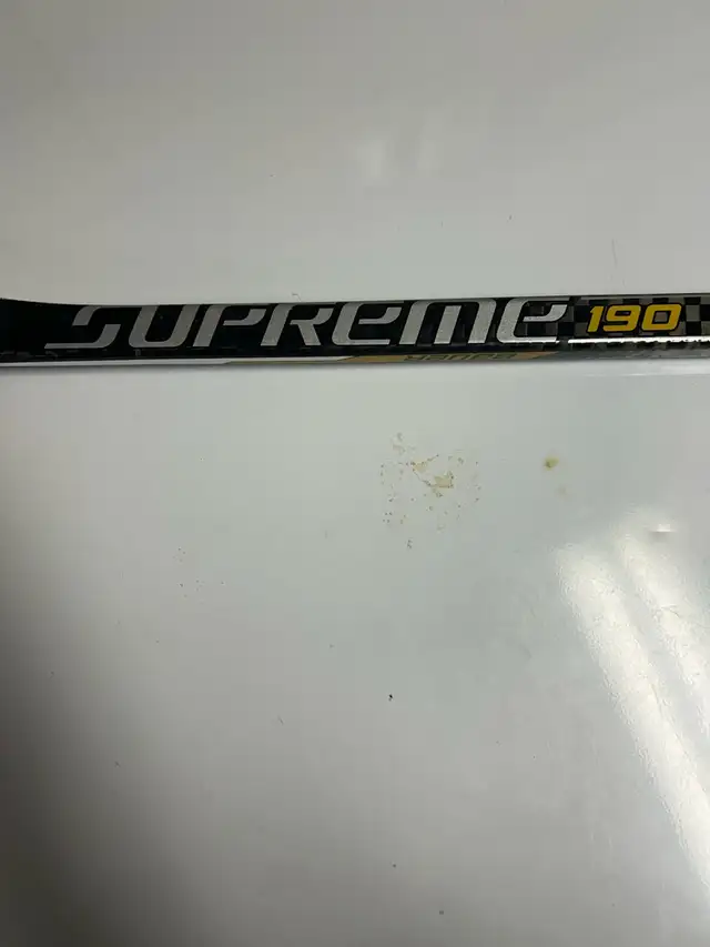 Bauer Supreme 190 left handed stick in Hockey in Winnipeg - Image 5