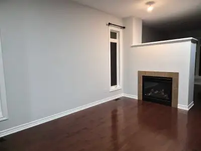 Spacious 4-Bedroom End Unit Townhouse in Bridlewood, Kanata This beautiful 4-bedroom, 3.5-bathroom t...