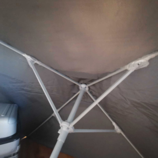 Parasol  brand new avec bloc de ciment et support e dans Mobilier pour terrasse et jardin  à Ville de Montréal - Image 3