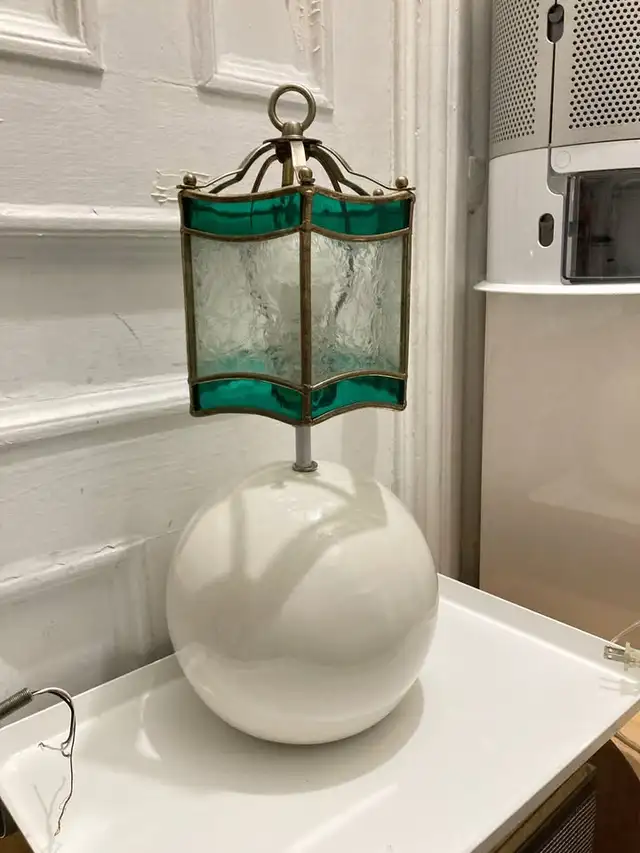 White Mid Century Ball Ceramic Table Lamp with Stain Glass $80 in Indoor Lighting & Fans in City of Montréal - Image 5