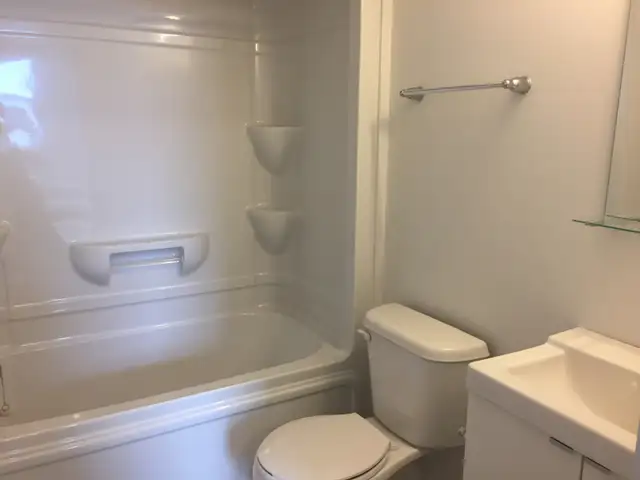 One bedroom with Ensuite 4 pcs bathroom for rent near UOIT in Room Rentals & Roommates in Oshawa / Durham Region - Image 5