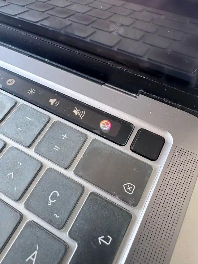 MacBook Pro 13 pouces M1 (2020) in Laptops in Laval / North Shore - Image 7