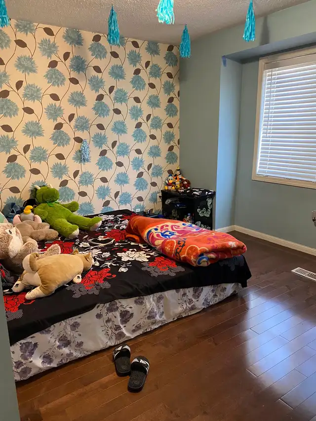 1 room for rent available in semi house Brampton MOVE IN READY