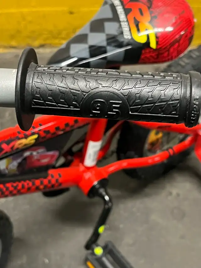 Velo Huffy  Lightning McQueen de 12 pouces in Kids in City of Montréal - Image 10