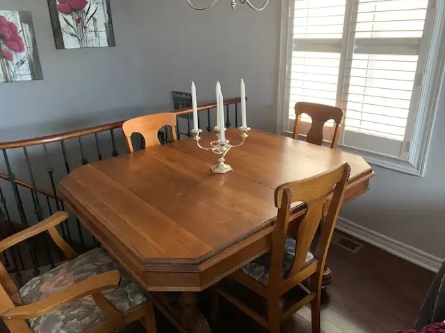 Antique solid oak dinning table with 6 chairs in Dining Tables & Sets in Markham / York Region - Image 3