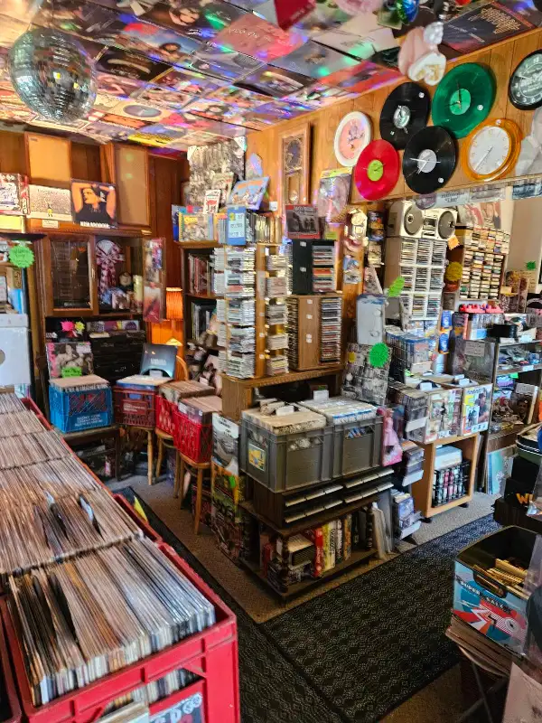YES! the RECORDS SHOP is OPEN TODAY in LaSalle! Vintage & Vinyl! in Arts & Collectibles in Windsor Region - Image 2