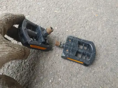 Folding pedal set for folding bikes. Pickup in Kanata Check out my other bike ads too. https://www.f...