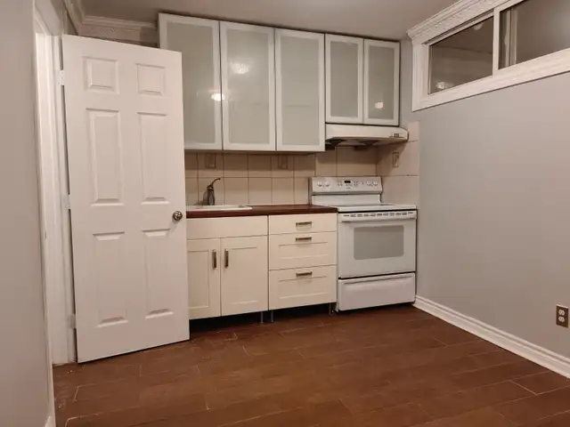 Nice Second Floor One Bedroom Apartment $1580 All Included