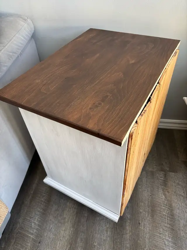 Petit meuble blanc sur pattes noires in Coffee Tables in Trois-Rivières - Image 9