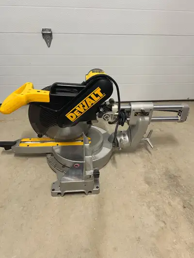DEWALT..DW708 12” Sliding Compound Miter Saw , 13A , 120 v , very clean ..like New .. Two extra new...