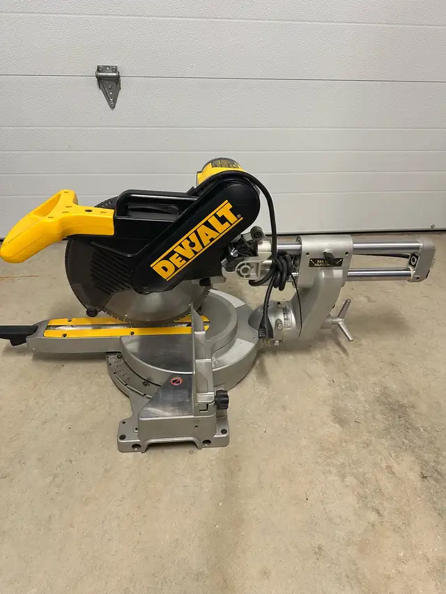 DEWALT..12” Sliding Compound Miter Saw in Power Tools in Mississauga / Peel Region - Image 2
