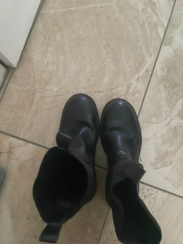 Women winter boots in Women's - Shoes in City of Montréal - Image 3