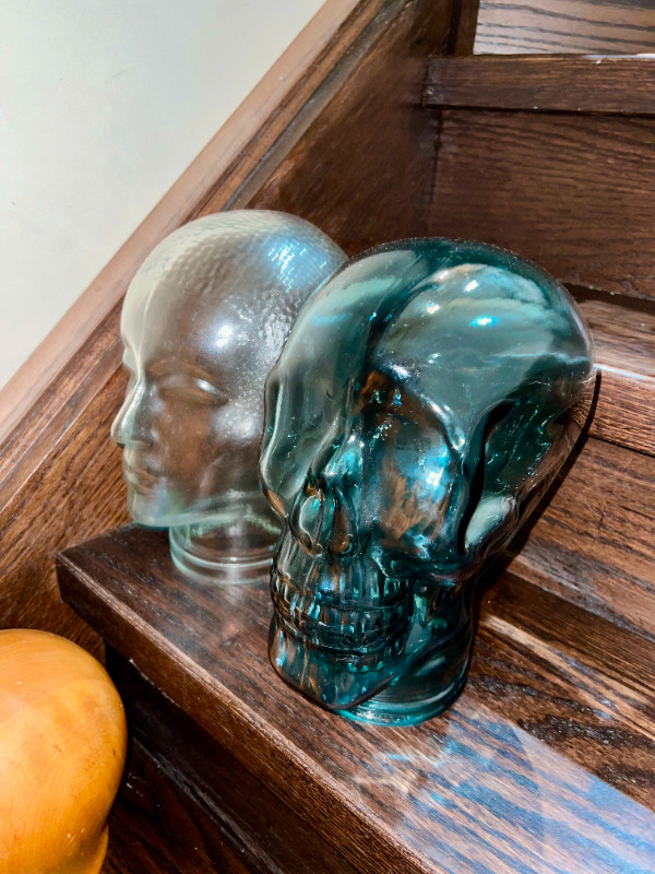 3 MANNEQUIN HEADS - 1 WOOD / 1 BUBBLE GLASS / 1 SKULL IN GLASS in Arts & Collectibles in Mississauga / Peel Region - Image 3