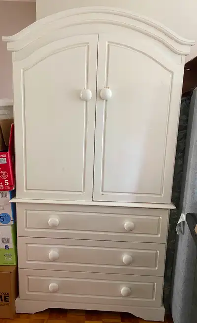 Armoire de chambre pour lingue ou rangement général. Tout les tiroirs fonctionnent L'armoire est en...