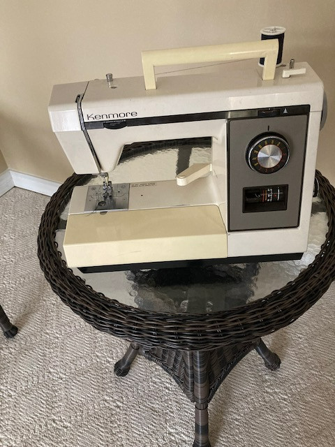 Kenmore Sewing machine with stand and cover in Hobbies & Crafts in Edmonton - Image 2