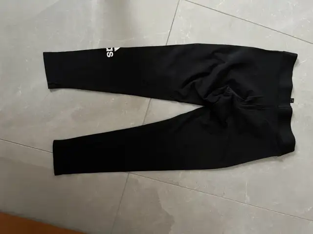adidas leggings  in Women's - Bottoms in Mississauga / Peel Region - Image 2